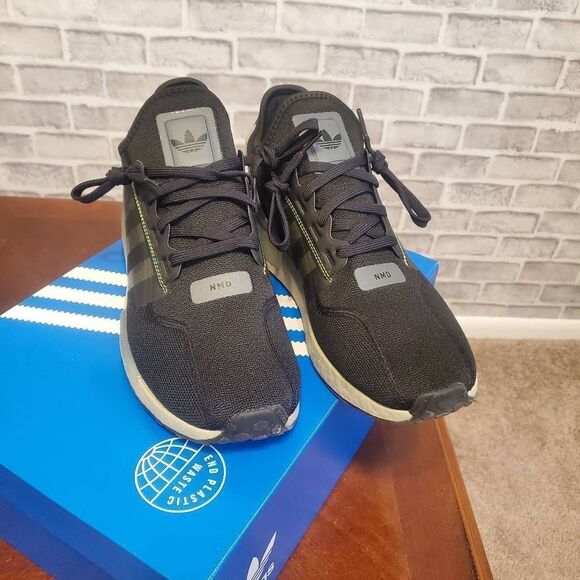 Adidas NMD R1.V2 - Picture 1 of 8